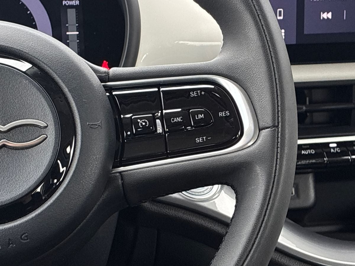 Hvid Fiat 500e fra 2023