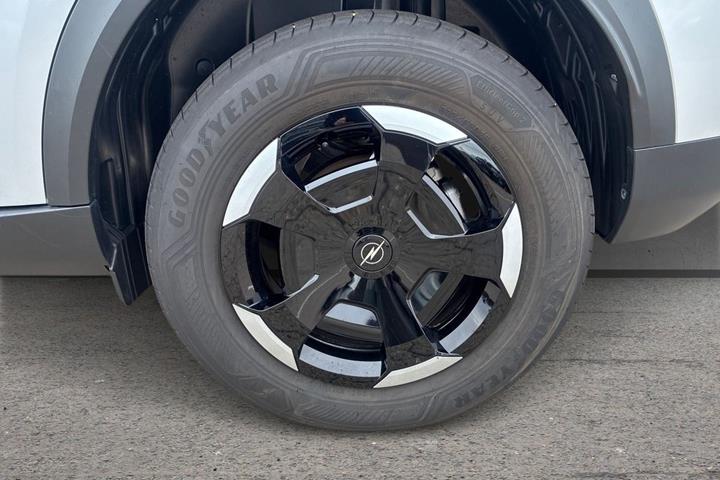 Sølv Opel Frontera fra 2025