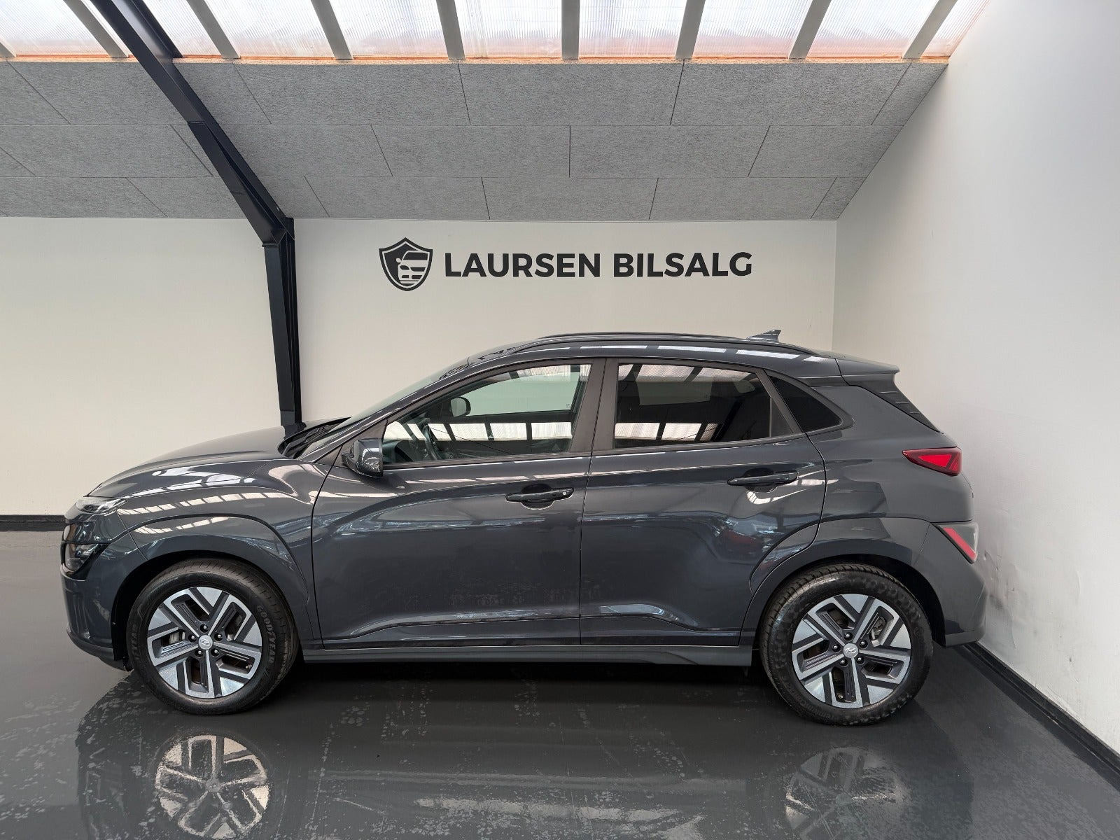 Grå Hyundai Kona fra 2022