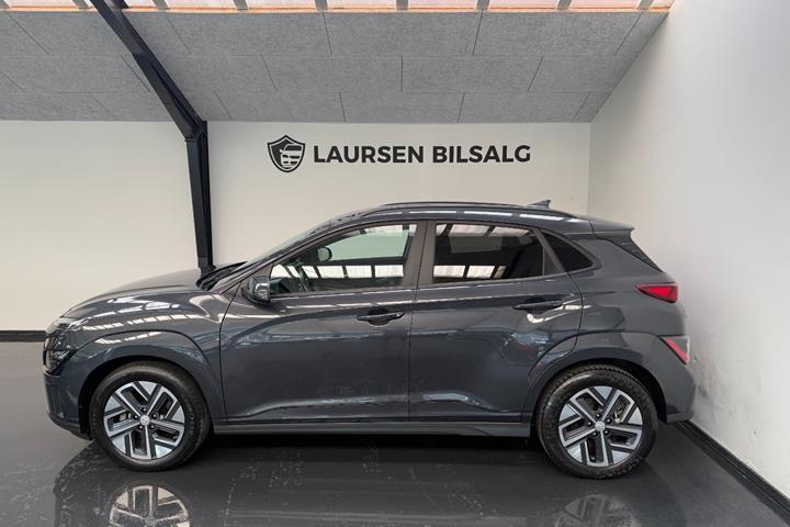Grå Hyundai Kona fra 2022