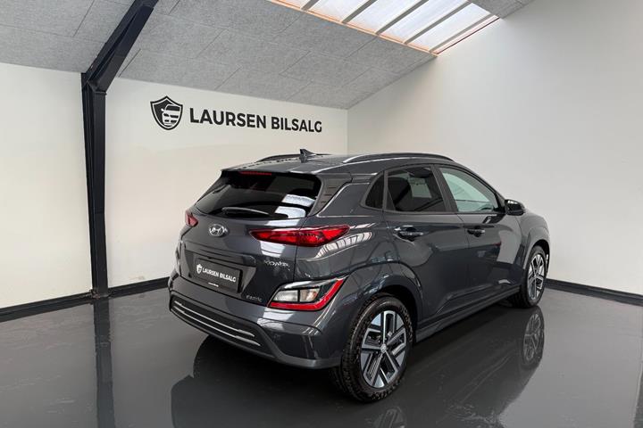 Grå Hyundai Kona fra 2022
