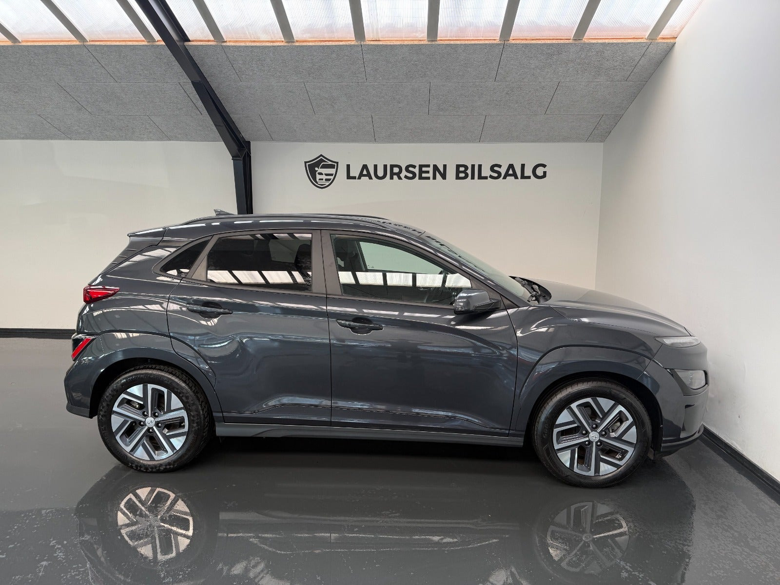 Grå Hyundai Kona fra 2022
