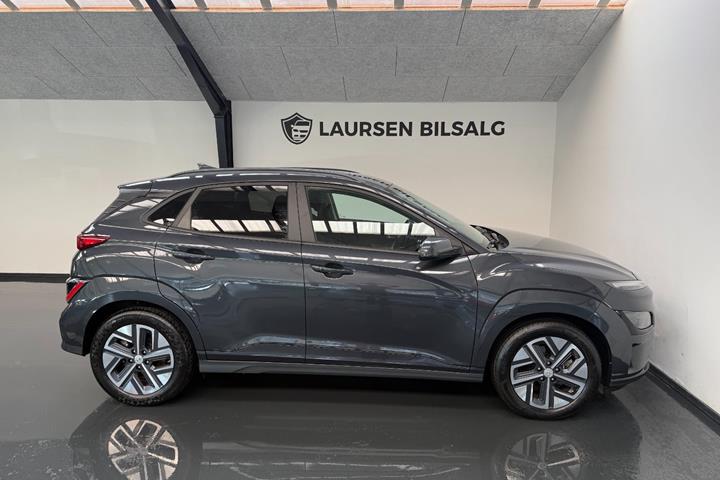 Grå Hyundai Kona fra 2022