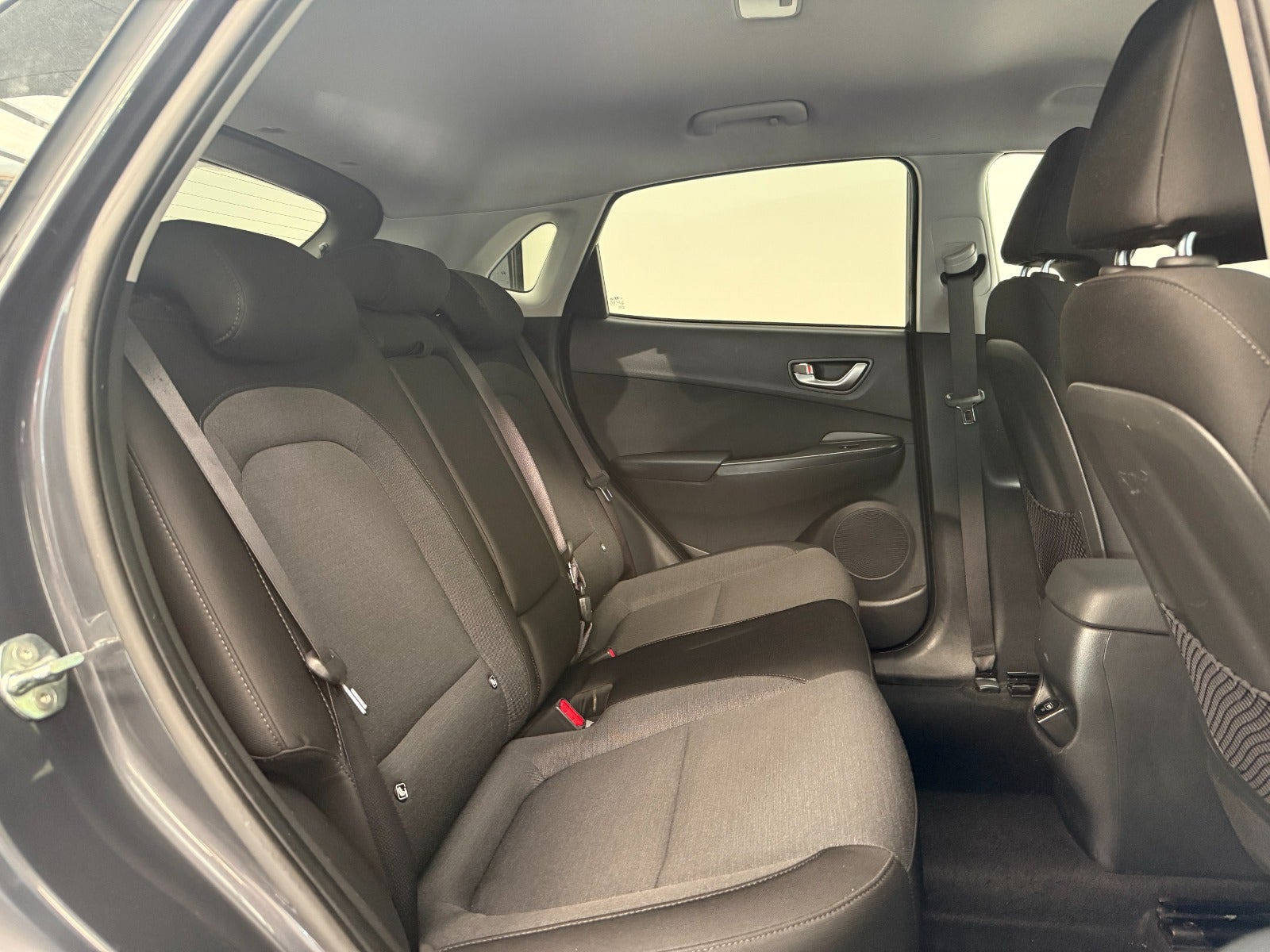 Grå Hyundai Kona fra 2022