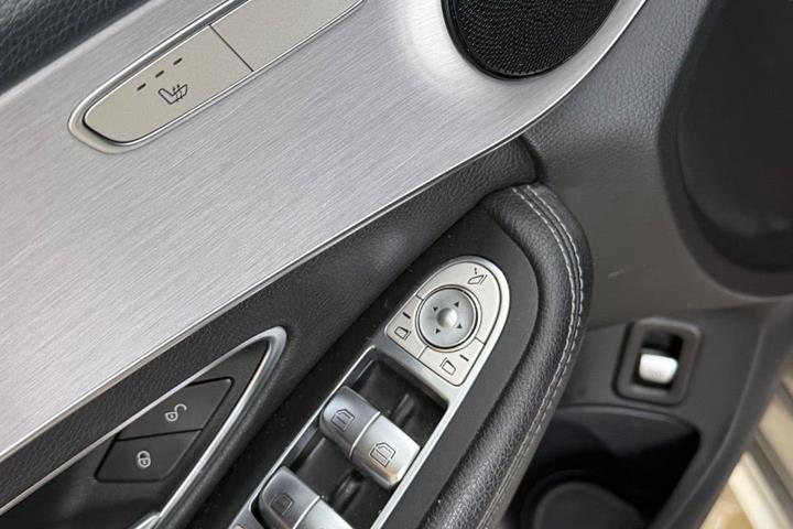 Orange Mercedes C220 d fra 2019