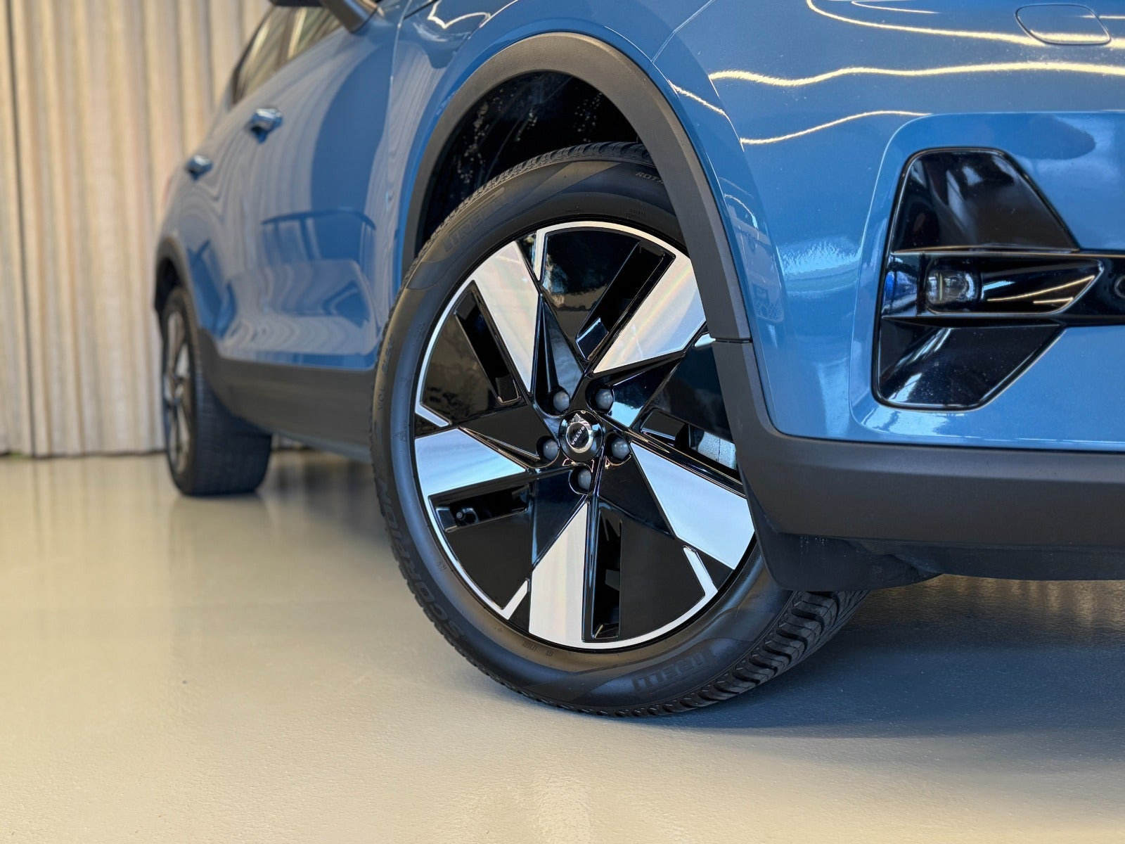 Blå Volvo XC40 fra 2024