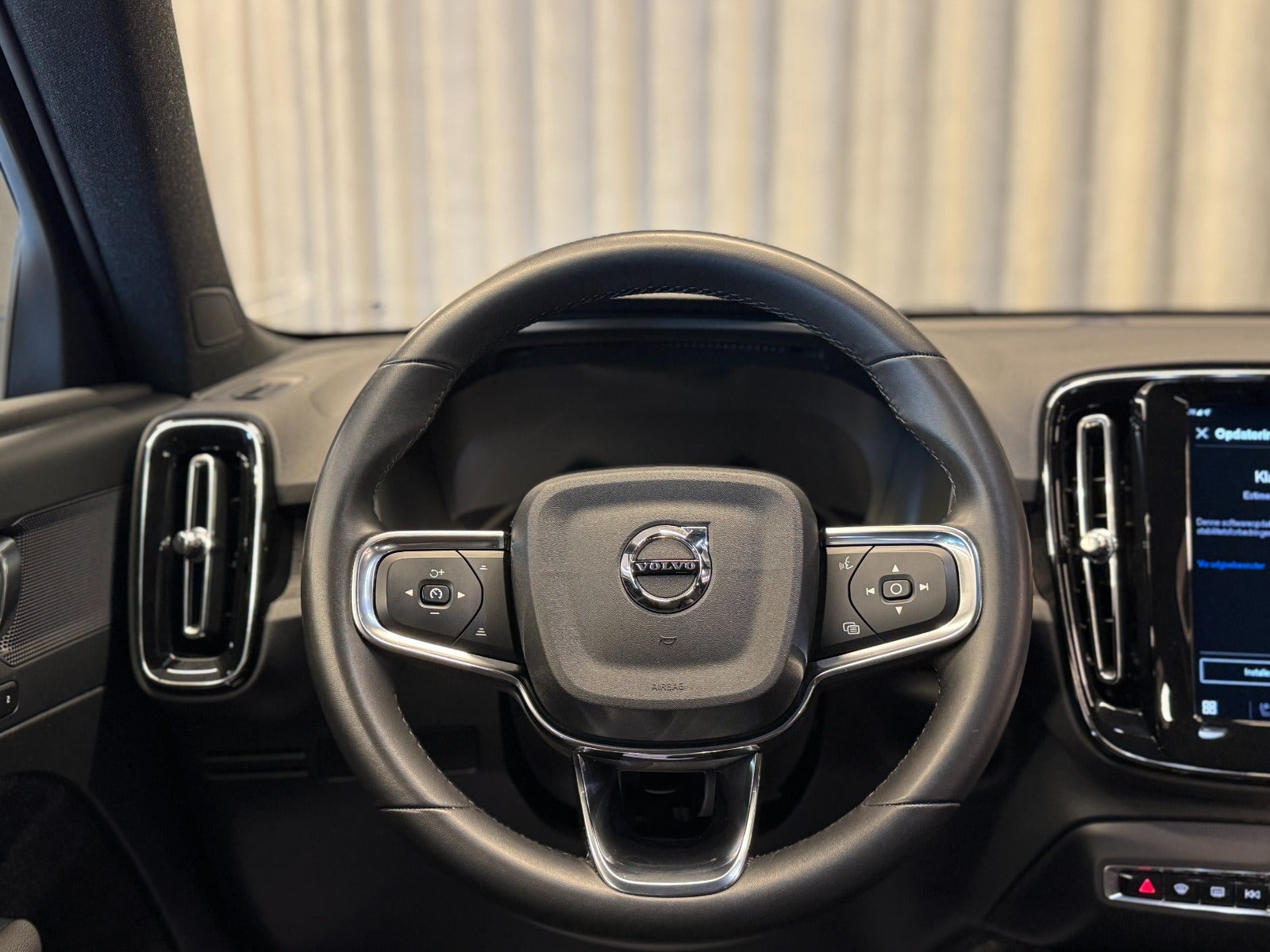 Blå Volvo XC40 fra 2024