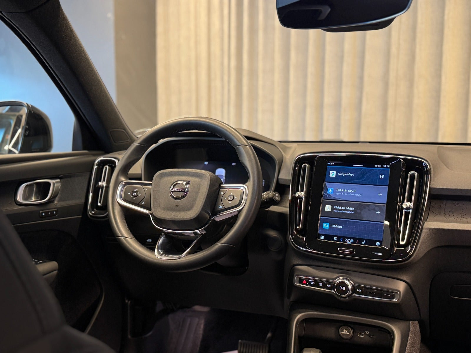 Blå Volvo XC40 fra 2024