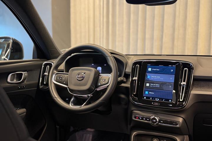 Blå Volvo XC40 fra 2024