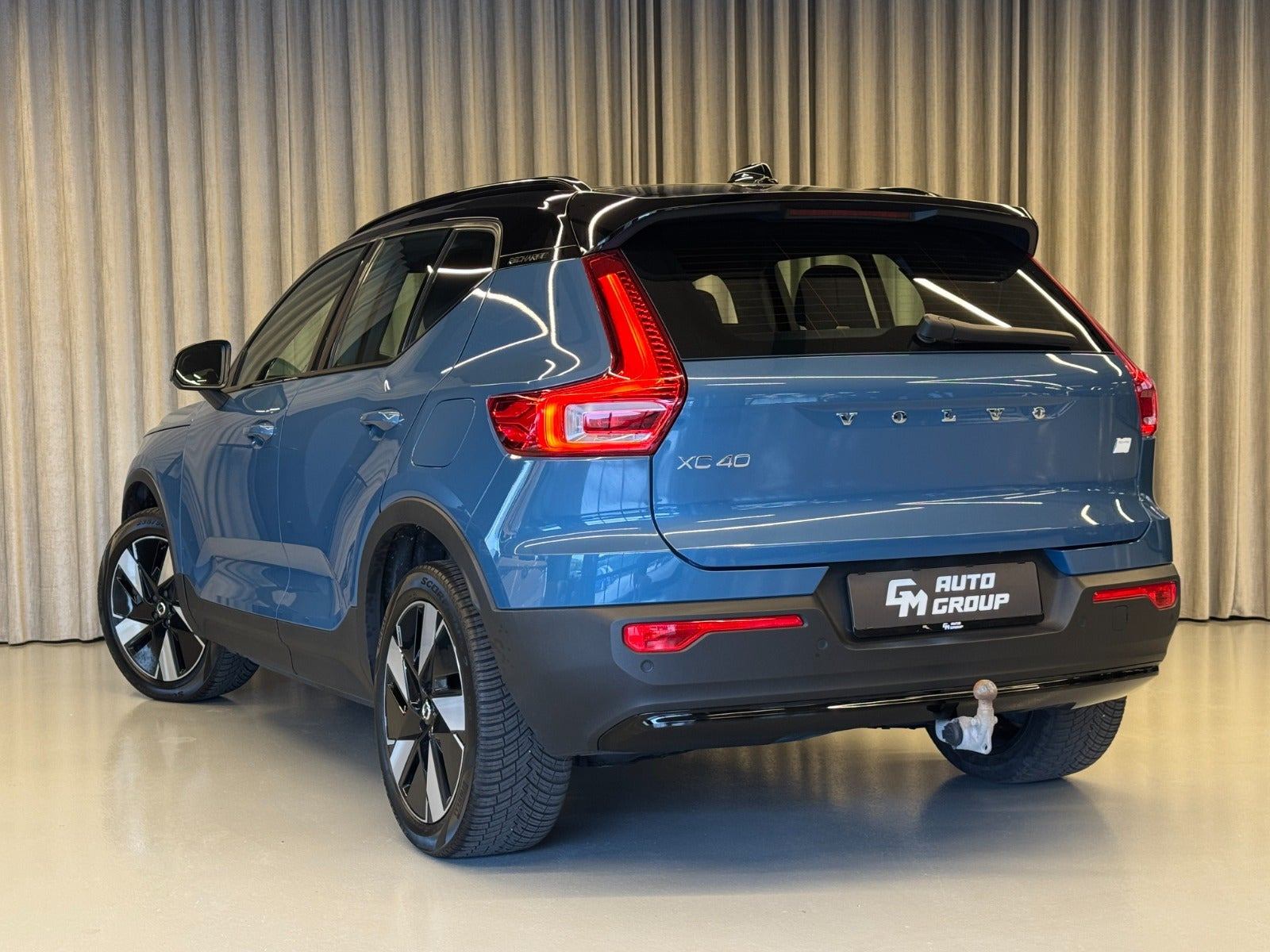 Blå Volvo XC40 fra 2024