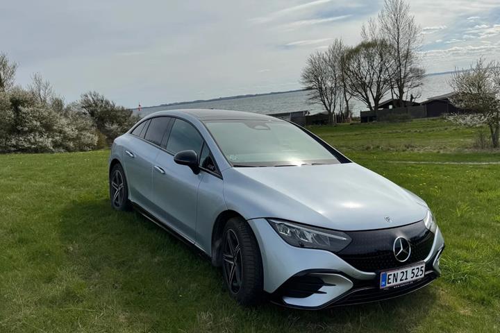 Grå Mercedes EQE300 fra 2023 set udefra