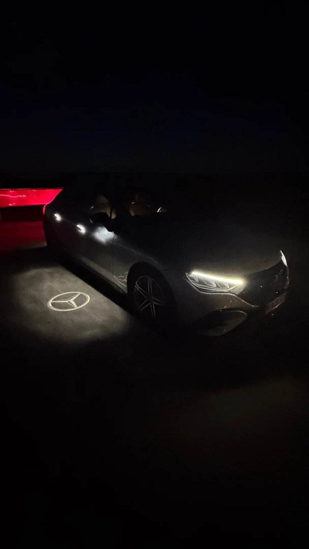Grå Mercedes EQE300 fra 2023