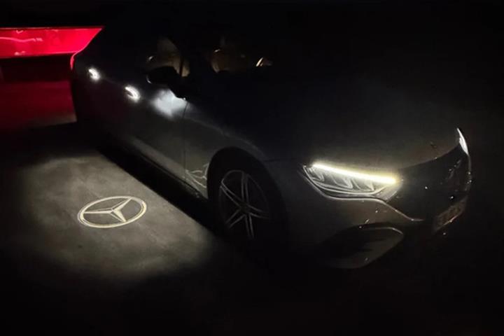 Grå Mercedes EQE300 fra 2023