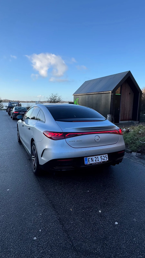 Grå Mercedes EQE300 fra 2023