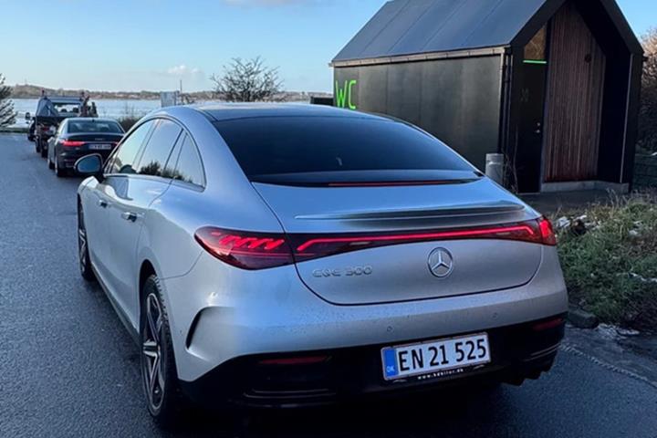 Grå Mercedes EQE300 fra 2023