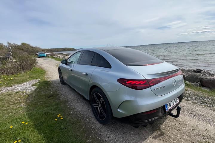 Grå Mercedes EQE300 fra 2023