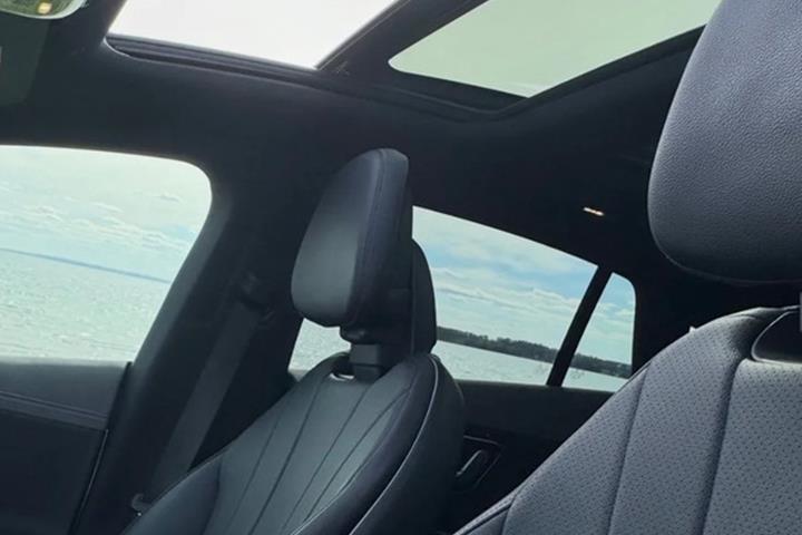 Grå Mercedes EQE300 fra 2023