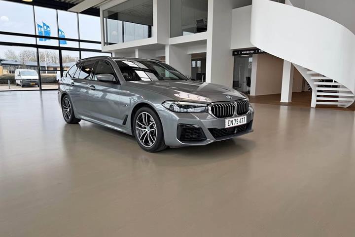 Grå BMW 530e fra 2023