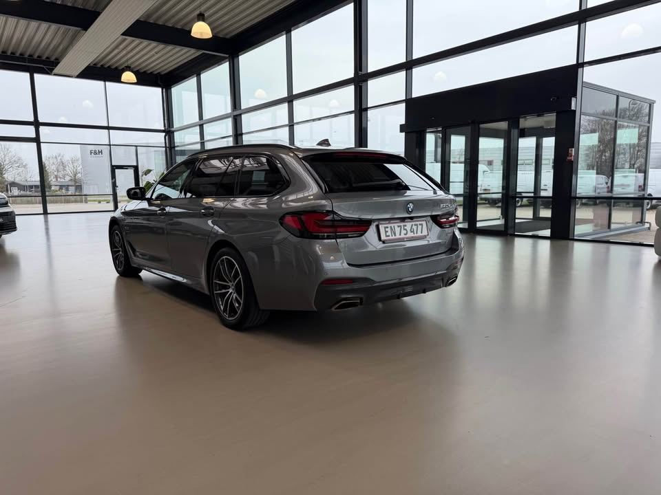 Grå BMW 530e fra 2023
