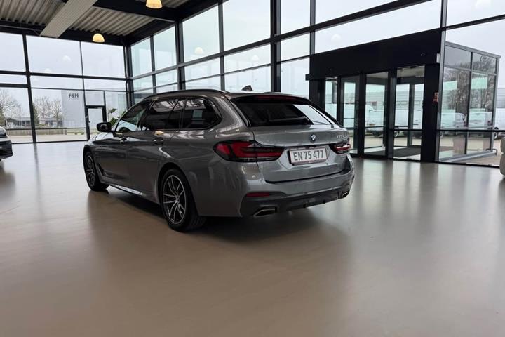 Grå BMW 530e fra 2023