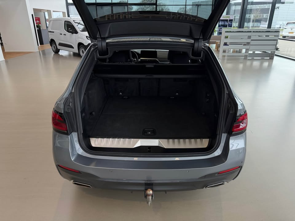 Grå BMW 530e fra 2023