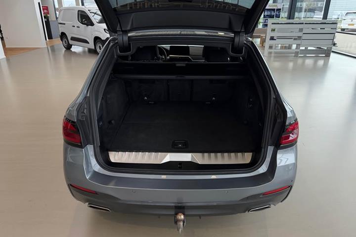 Grå BMW 530e fra 2023