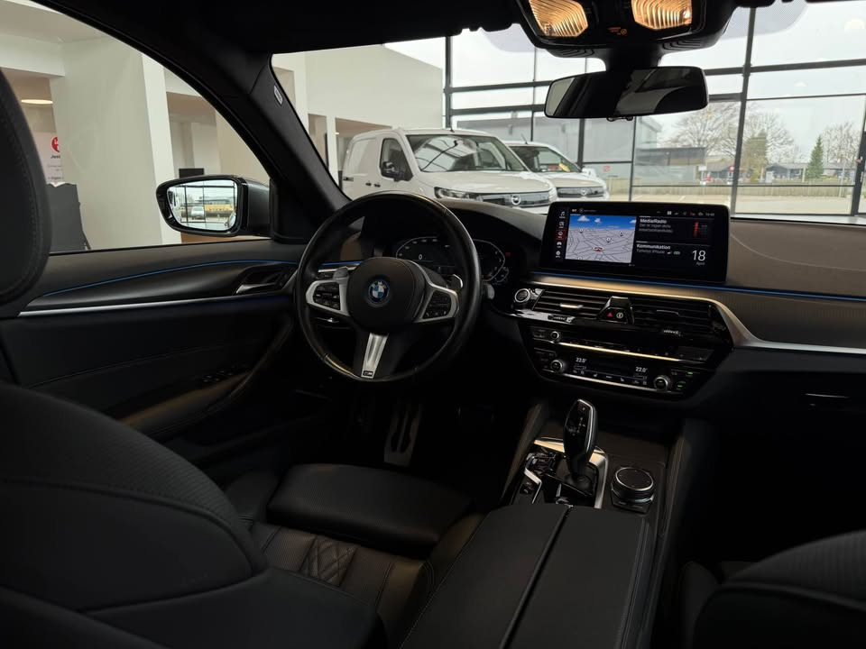 Grå BMW 530e fra 2023