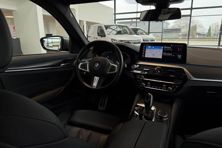 Grå BMW 530e fra 2023