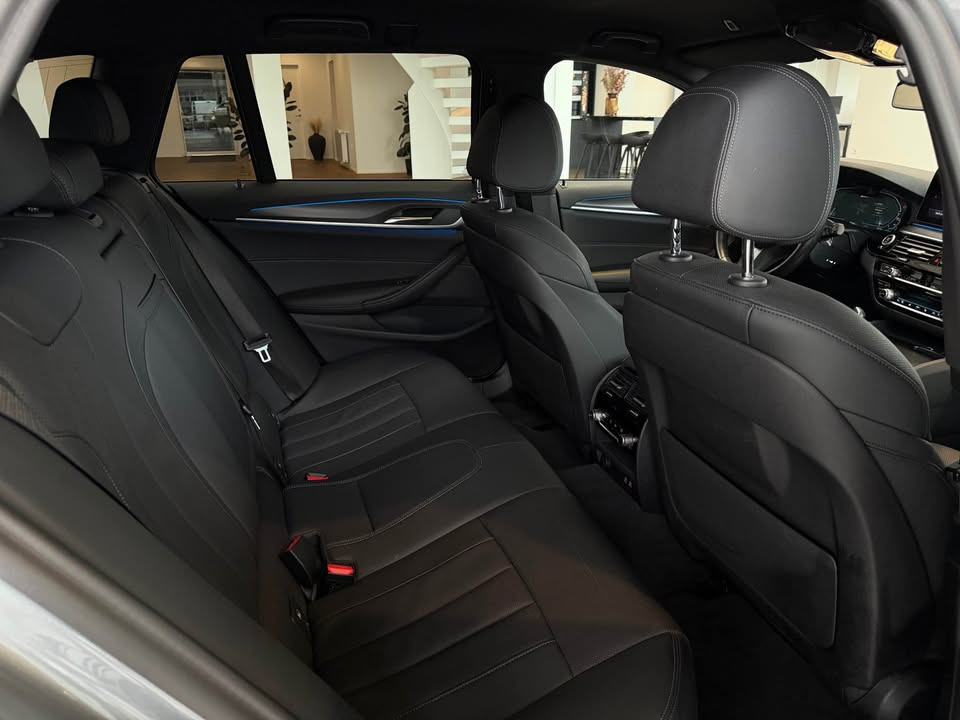Grå BMW 530e fra 2023