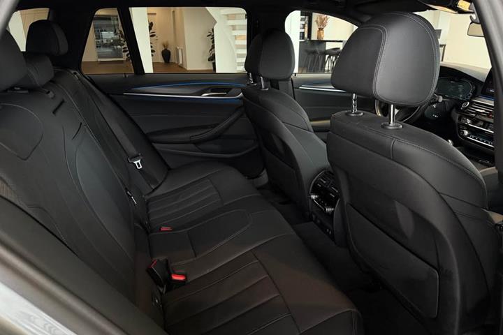 Grå BMW 530e fra 2023