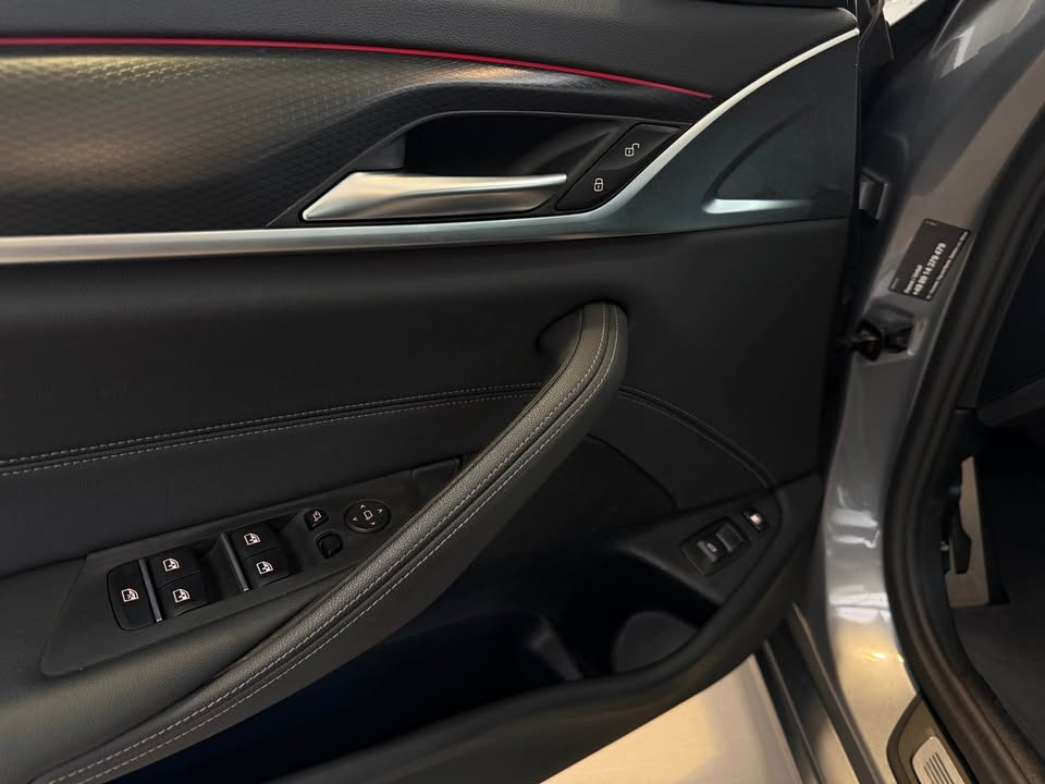 Grå BMW 530e fra 2023