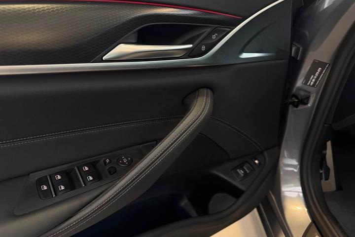 Grå BMW 530e fra 2023