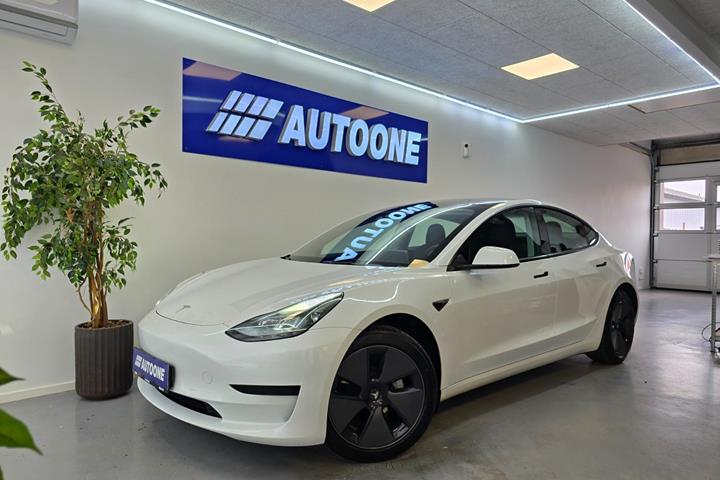 Hvid Tesla Model 3 fra 2023