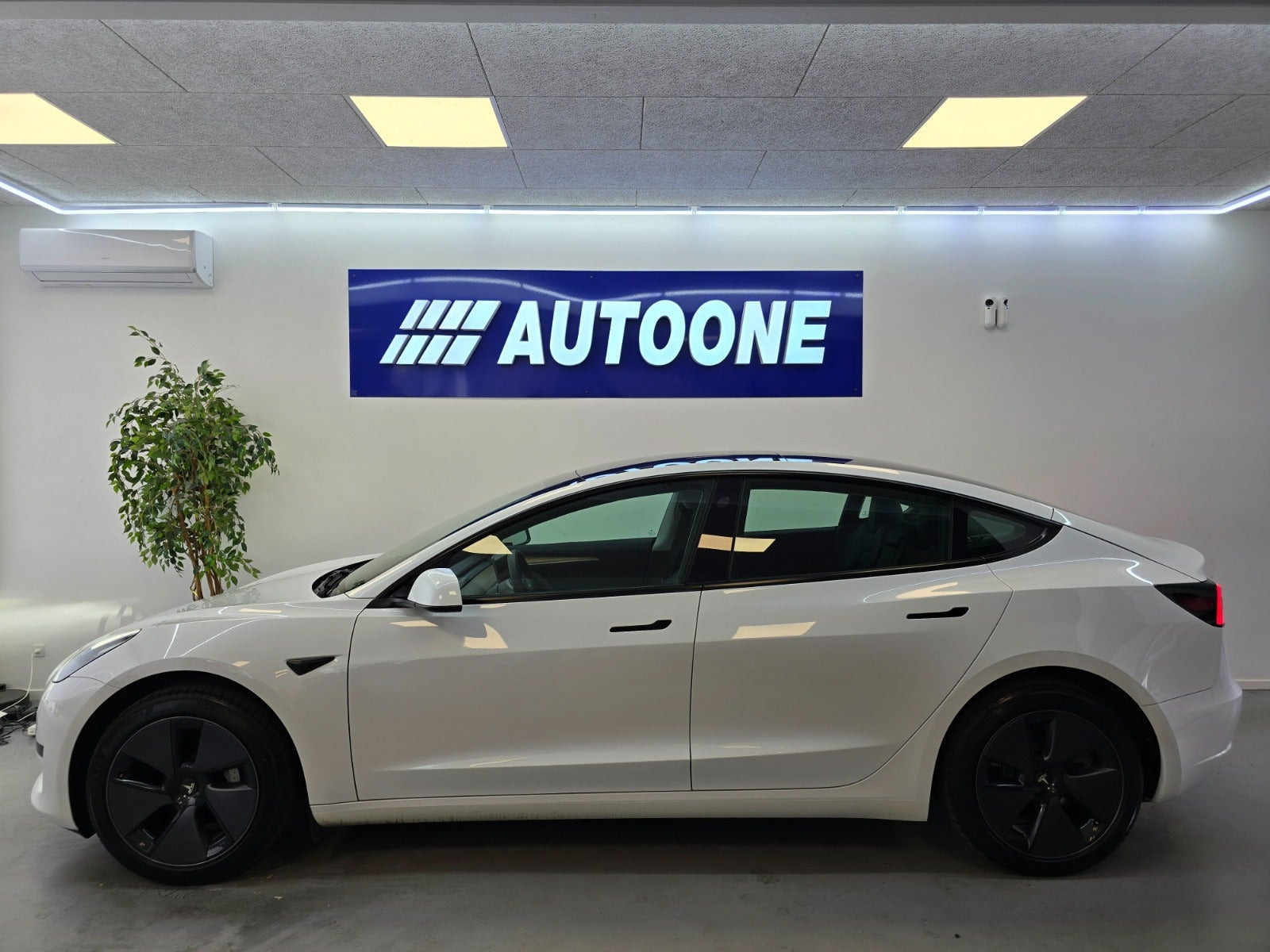 Hvid Tesla Model 3 fra 2023