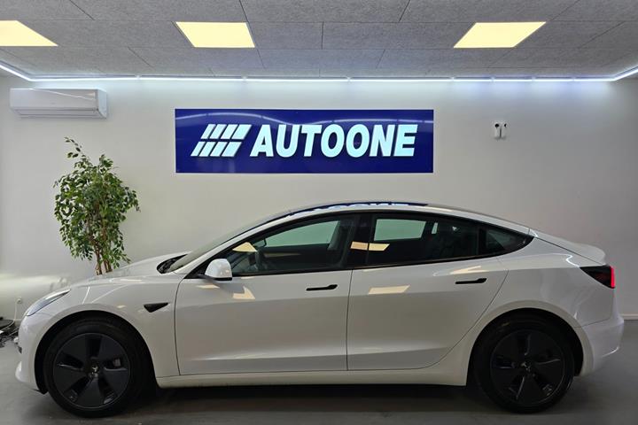 Hvid Tesla Model 3 fra 2023