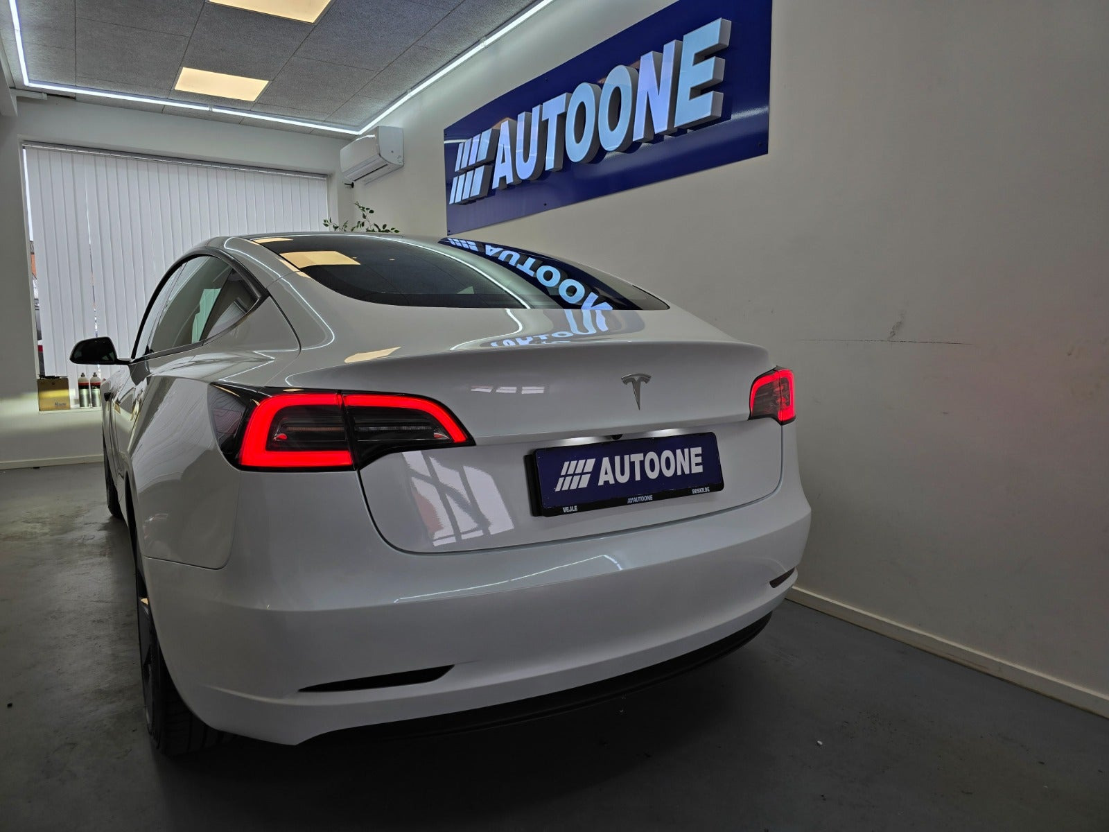 Hvid Tesla Model 3 fra 2023