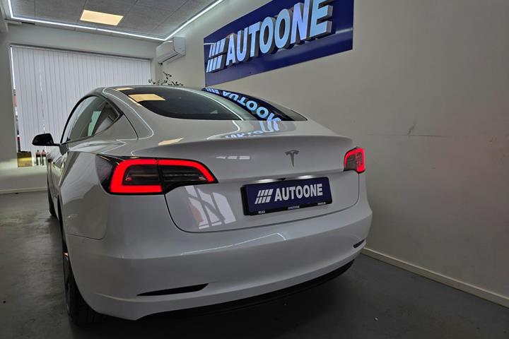 Hvid Tesla Model 3 fra 2023