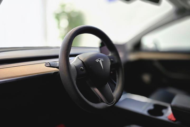 Hvid Tesla Model 3 fra 2023