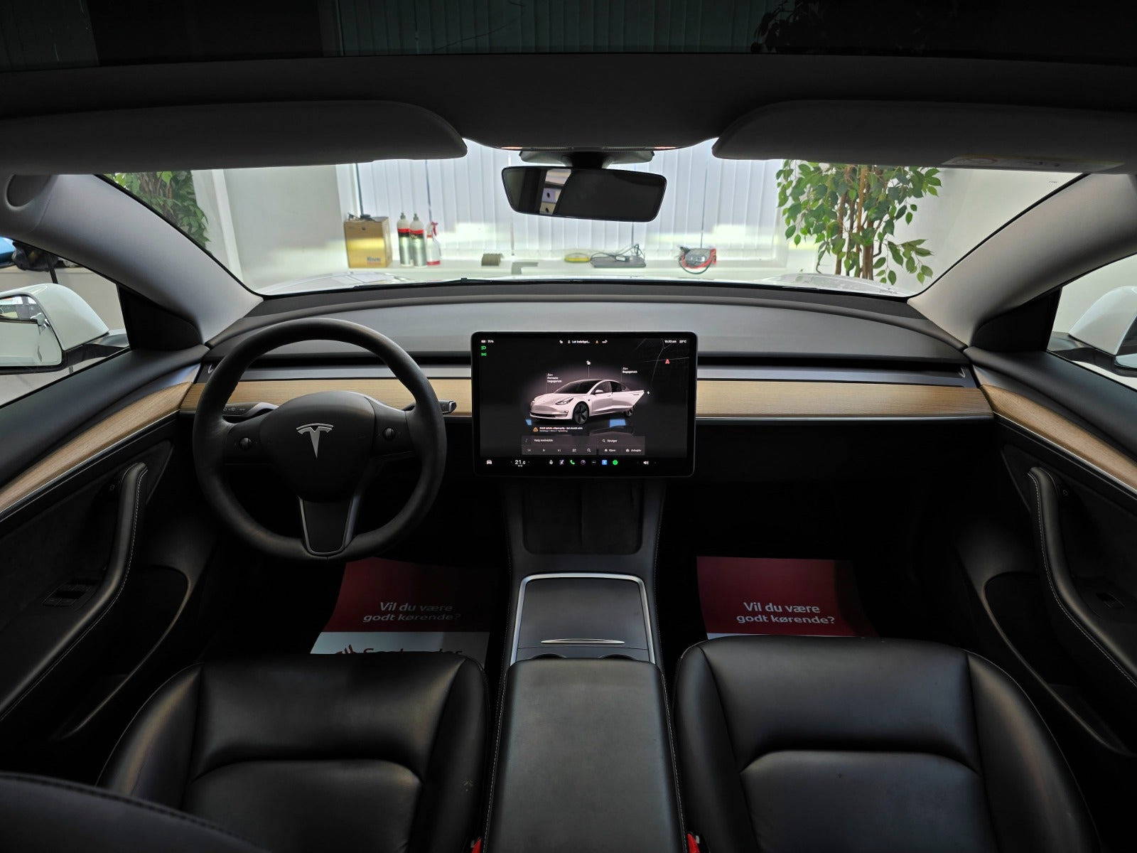 Hvid Tesla Model 3 fra 2023