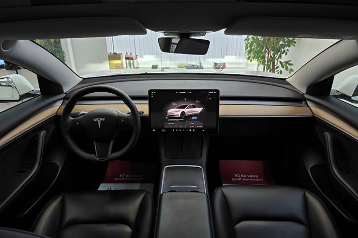 Hvid Tesla Model 3 fra 2023