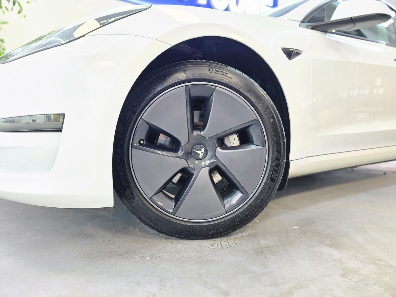 Hvid Tesla Model 3 fra 2023