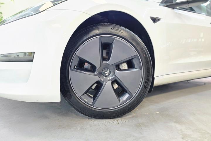 Hvid Tesla Model 3 fra 2023