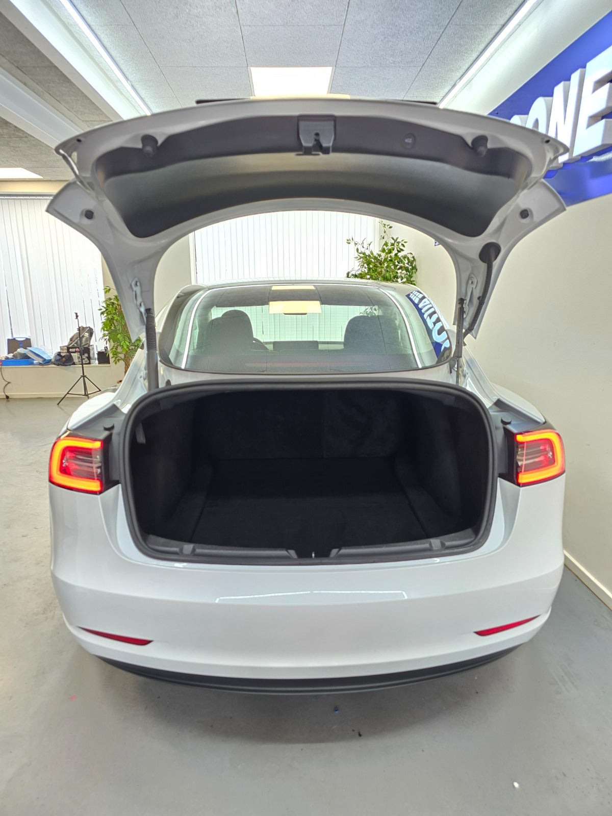 Hvid Tesla Model 3 fra 2023