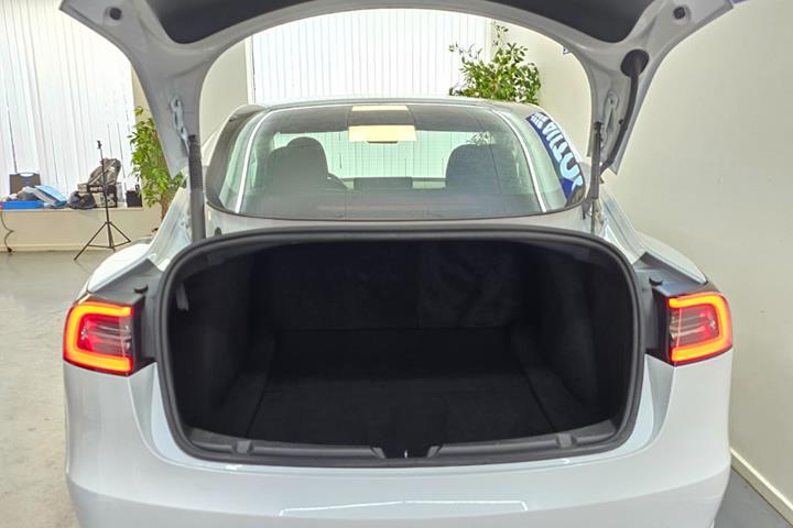 Hvid Tesla Model 3 fra 2023