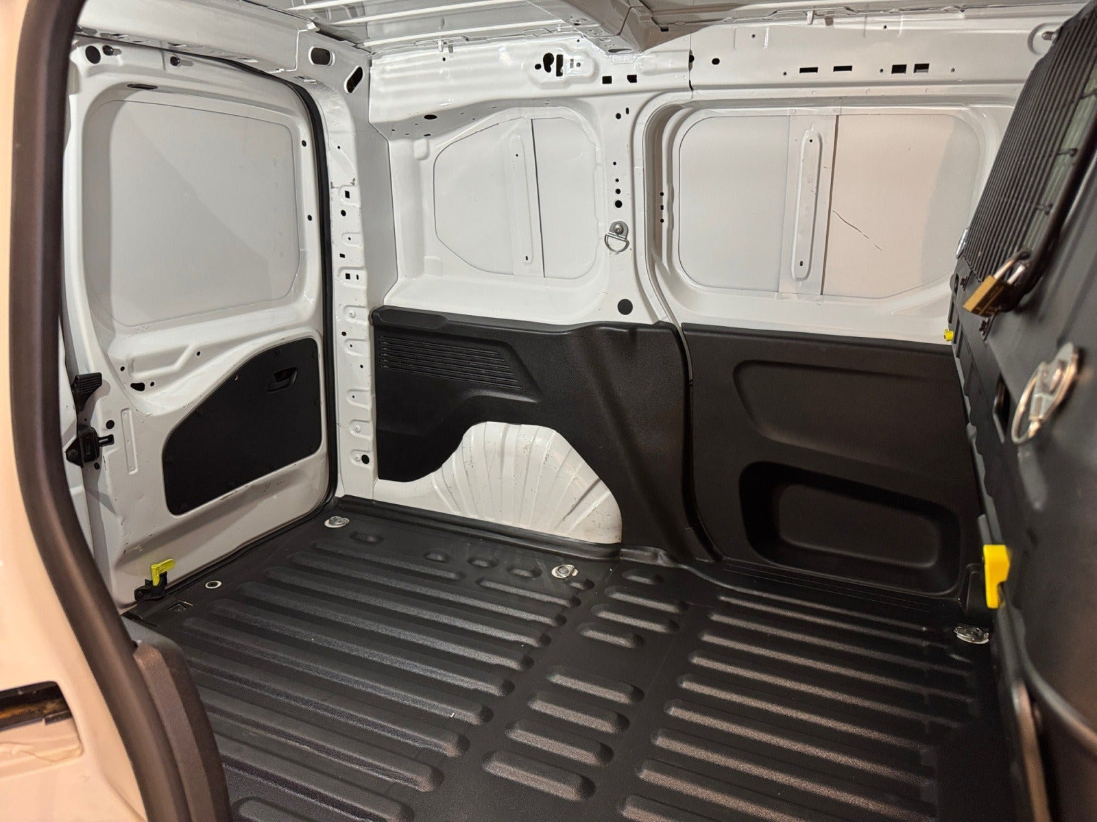 Hvid Peugeot Partner fra 2020