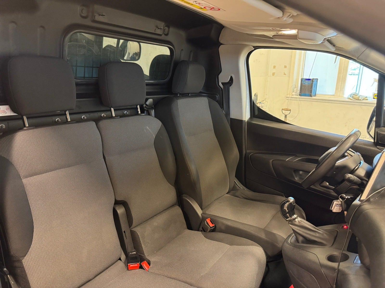 Hvid Peugeot Partner fra 2020
