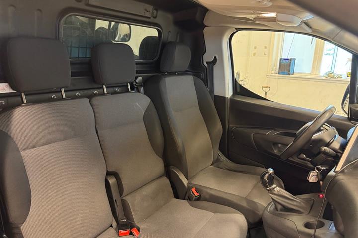 Hvid Peugeot Partner fra 2020