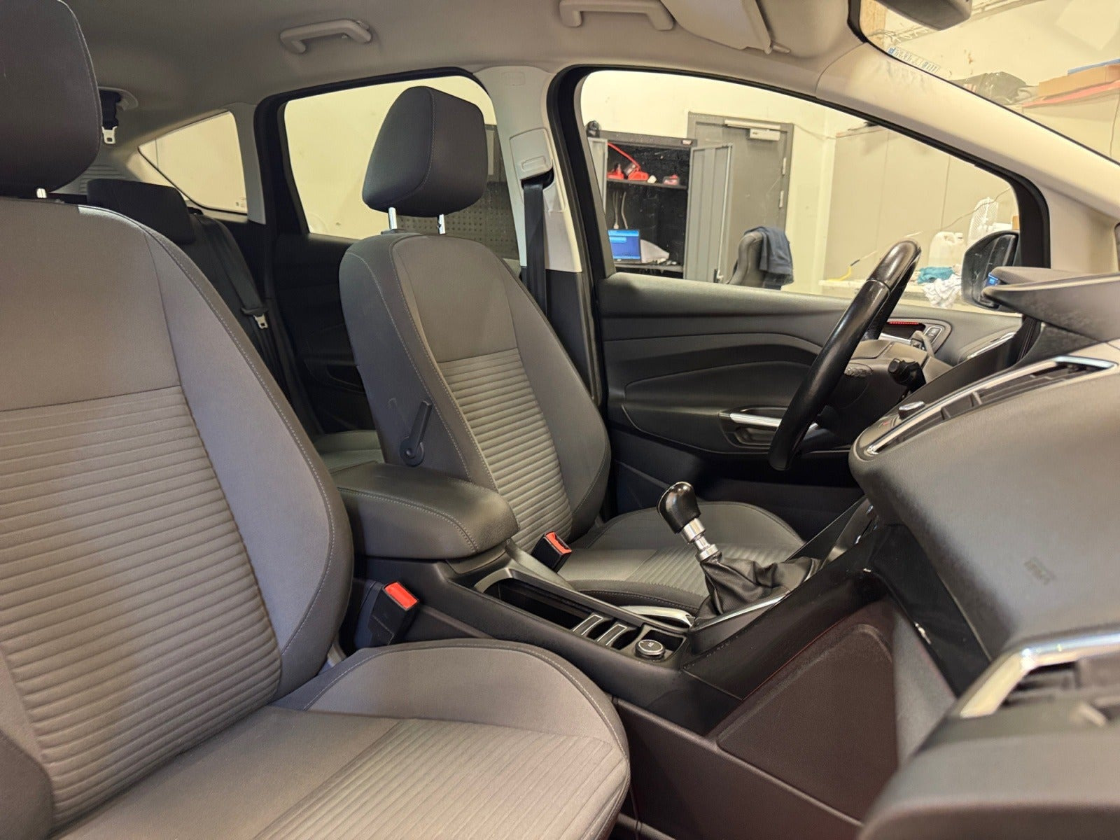 Grå Ford C-MAX fra 2017