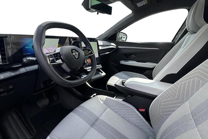 Grå Renault Scenic E-Tech fra 2024