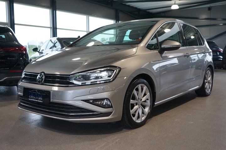 Orange VW Golf Sportsvan fra 2020